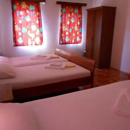 Raza Hostel *